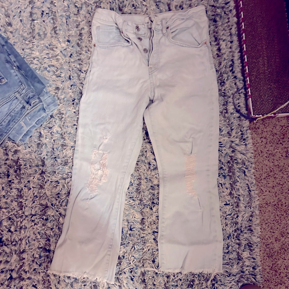 Light blue wash denim distressed capri size 26